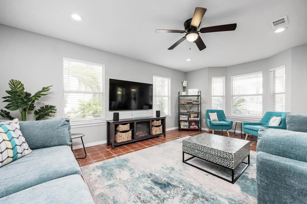 Private Beach Access, Fenced Yard & Pet Friendly, Cabana Life Beach House