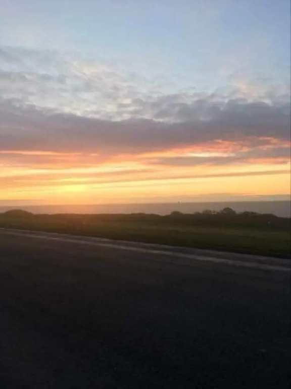 Caravan - Sleeps 8 - Pets Ok - Parking - Decking