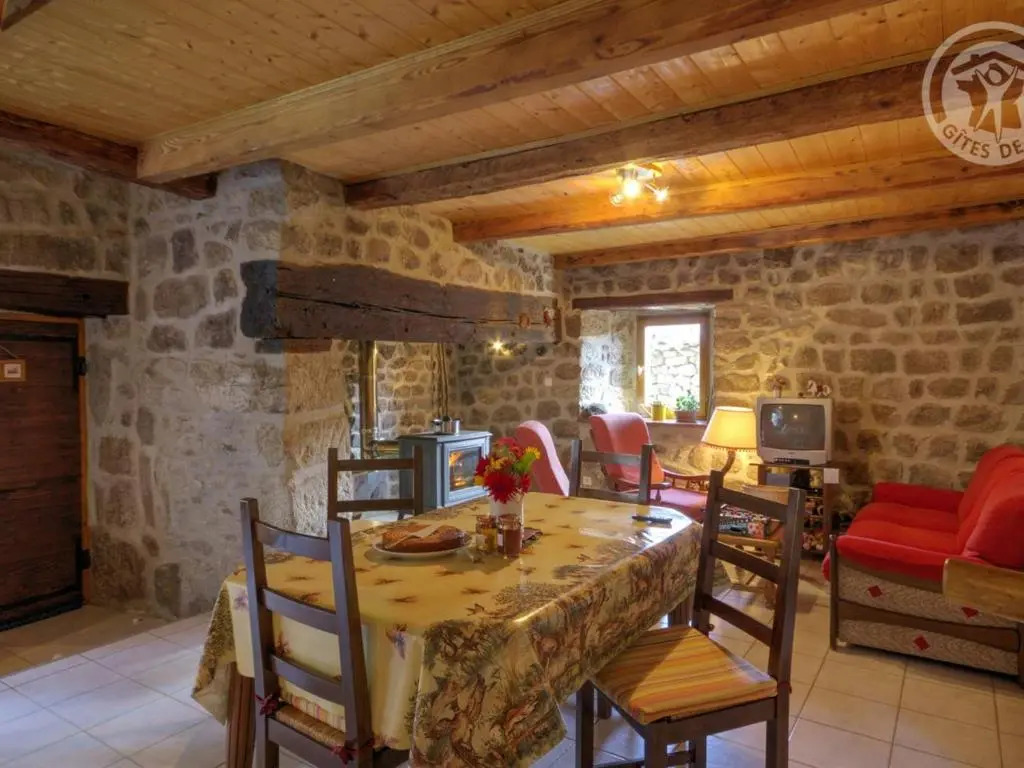 Gîte Authentique 16e Siècle avec Cheminée Près de Burdignes - FR-1-496-101