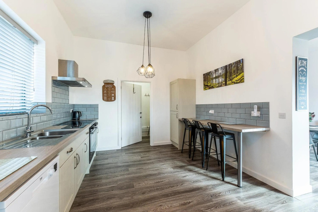 LIONHEART LARGE LUXURY LODGE - Sleeps 12, Dog Friendly, Hot Tub Hire Available, Near Sherwood Forest at Fairview Farm Nottingham, Accessible, Great for Brides,Bridesmaids ,Family Gatherings, Groups, Hen Parties, Corporate Events and Retreats,Games Rooms