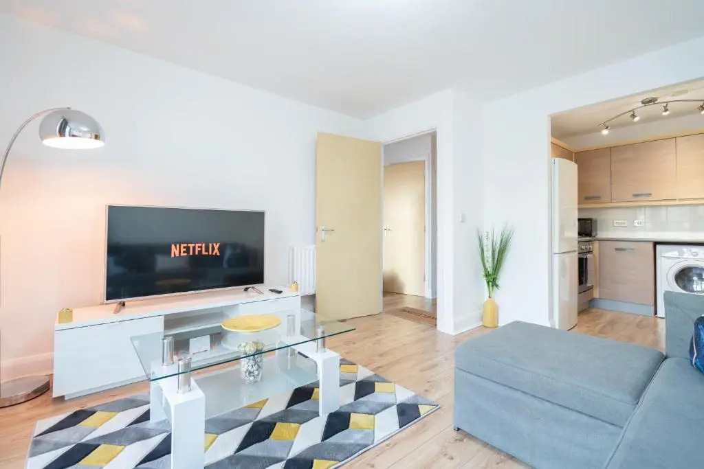 Modern Apartment- Birmingham- Broad Street & Brindley Place- 10 min walk from Bullring, 02 Arena, New Street Station & Grand Central