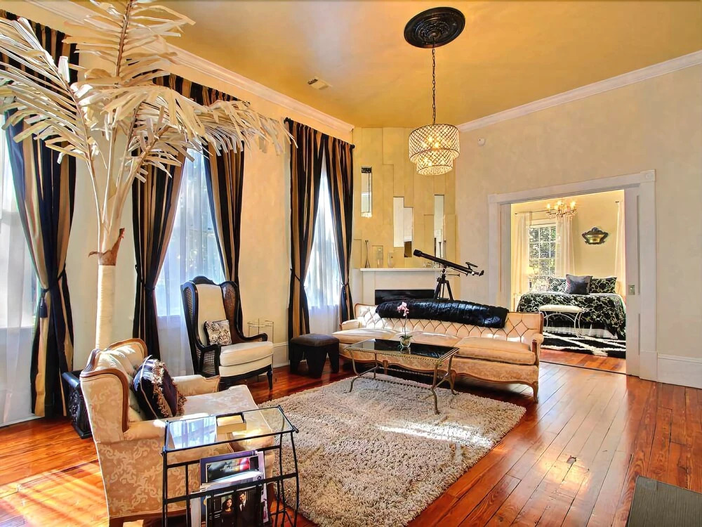 Champagne Suite