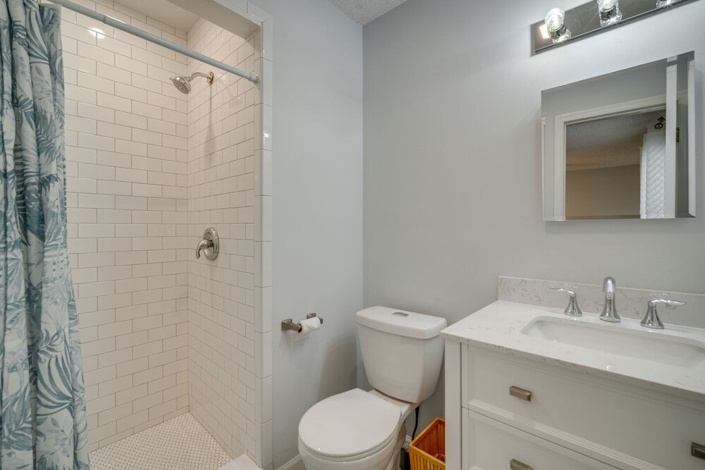 Pet-Friendly Villas Vacation Rental: Walk to Bay