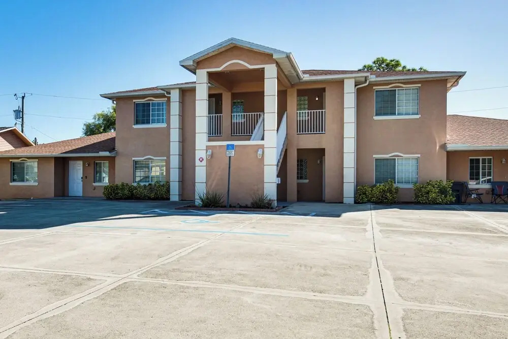Golf Getaway: Cape Coral Condo 1 Mi to River!