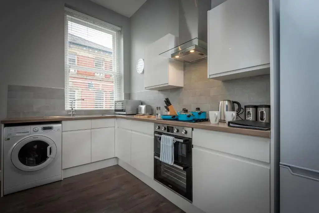 Gordon Moon Suites Bolton Centre Apartments