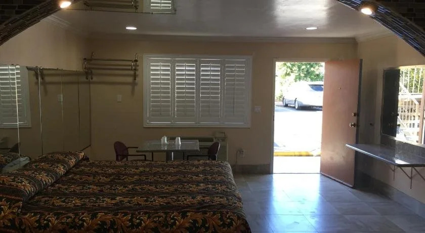Foxys Motor Inn