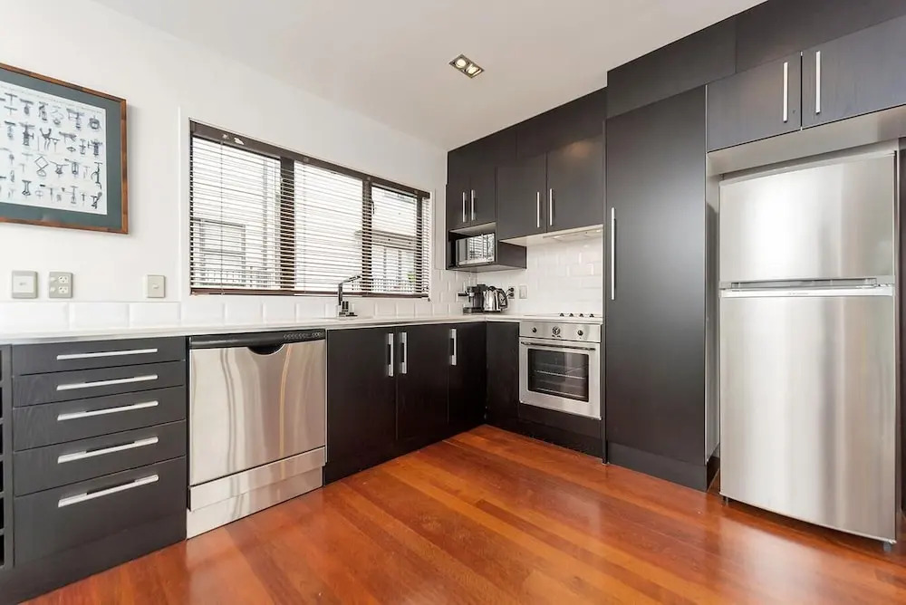 QV Modern 3 Level Sunny Townhouse - 640