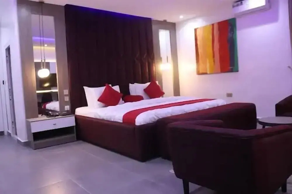 R-oak Hotel and Apartment