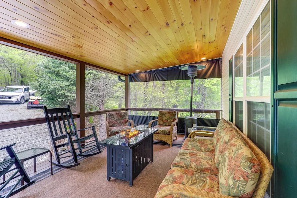9 Mi to Sugar Mountain! Family Cabin w/ Fire Pit