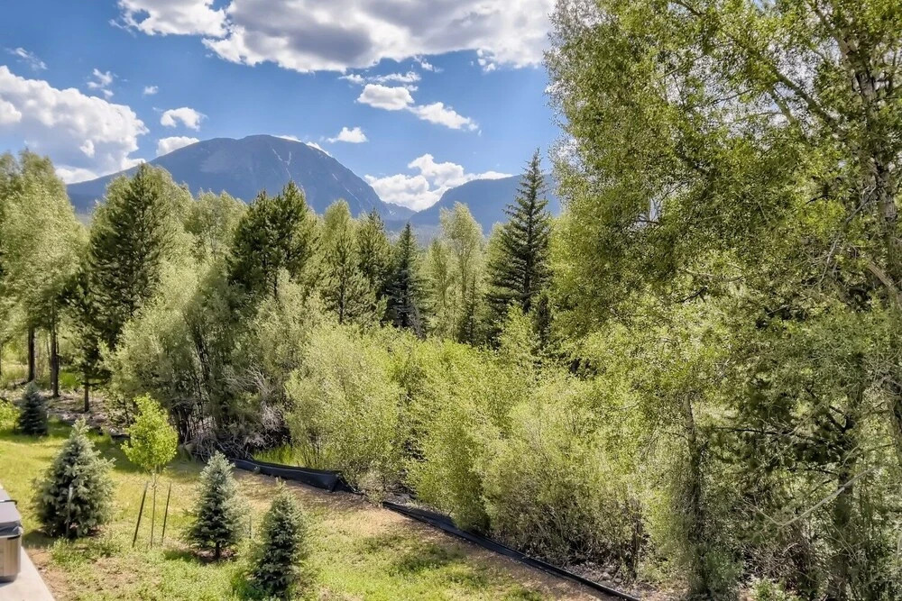 High-end Finishes, Private Hot Tub, Platinum Playcation, New Listing! 4 Bedroom Home by Redawning