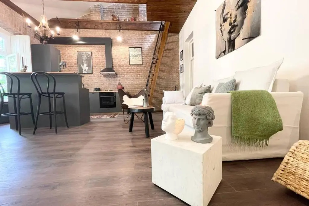 Writer's Loft w/ workspace-get inspired by comfort
