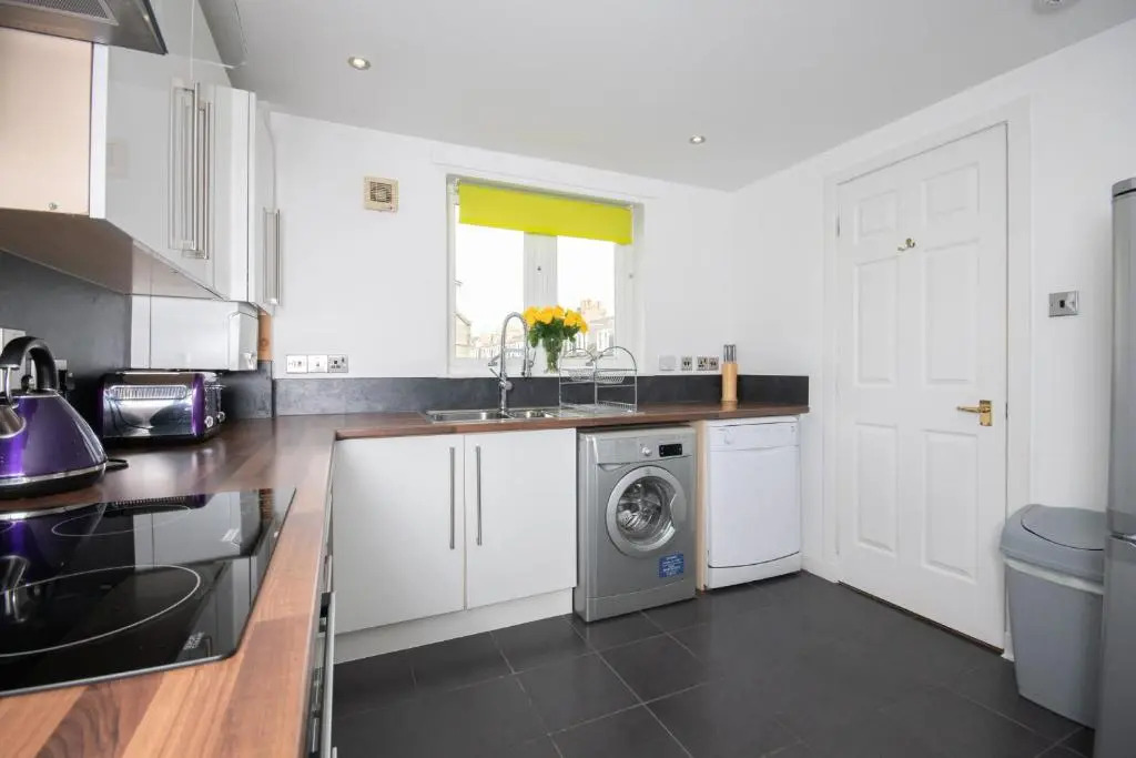 Find "DWELLCOME HOME Ltd" site for 10oo10 assurance from past guests - Immaculate 2 Bedroom, 3 Bed, 2 Doubles and a Single 2nd floor Apartment with free allocated off street parking, 100Mbps broadband, Miles better than a hotel