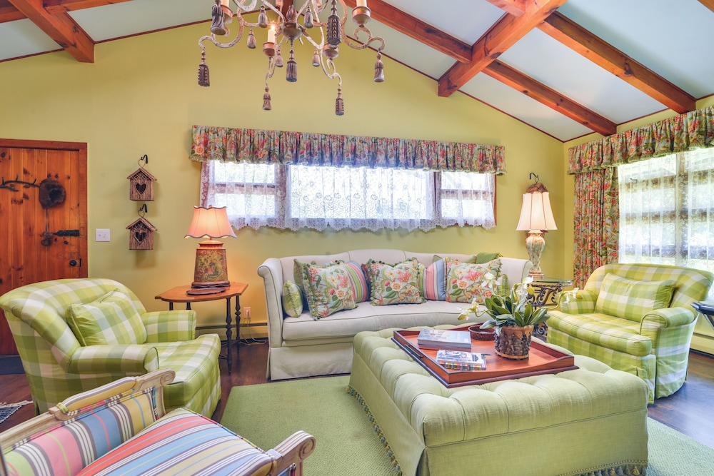 'La Petite Chalet' w/ Views in Blue Ridge Mtns!