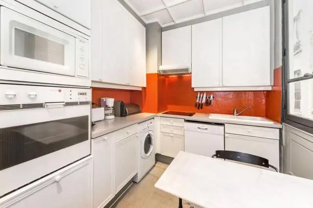 Large & Bright Apartment, Central Paris, Montmartre-Opéra, Picturesque Rue des Martyrs