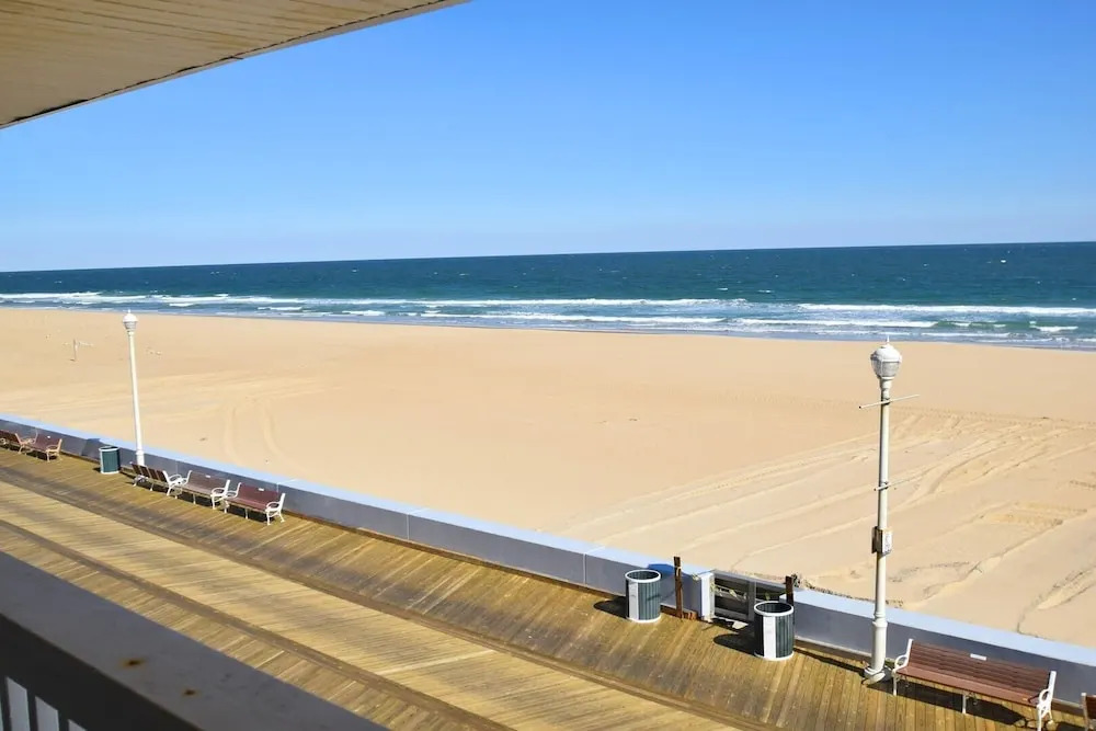 Alameda 5 2 Bedroom Condo by RedAwning