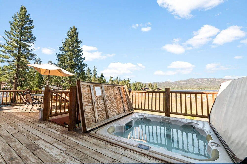 3 Cubs Lakefront - Stunning Lakeside Home With Hot Tub, Foosball, And Lake View! 3 Bedroom Home