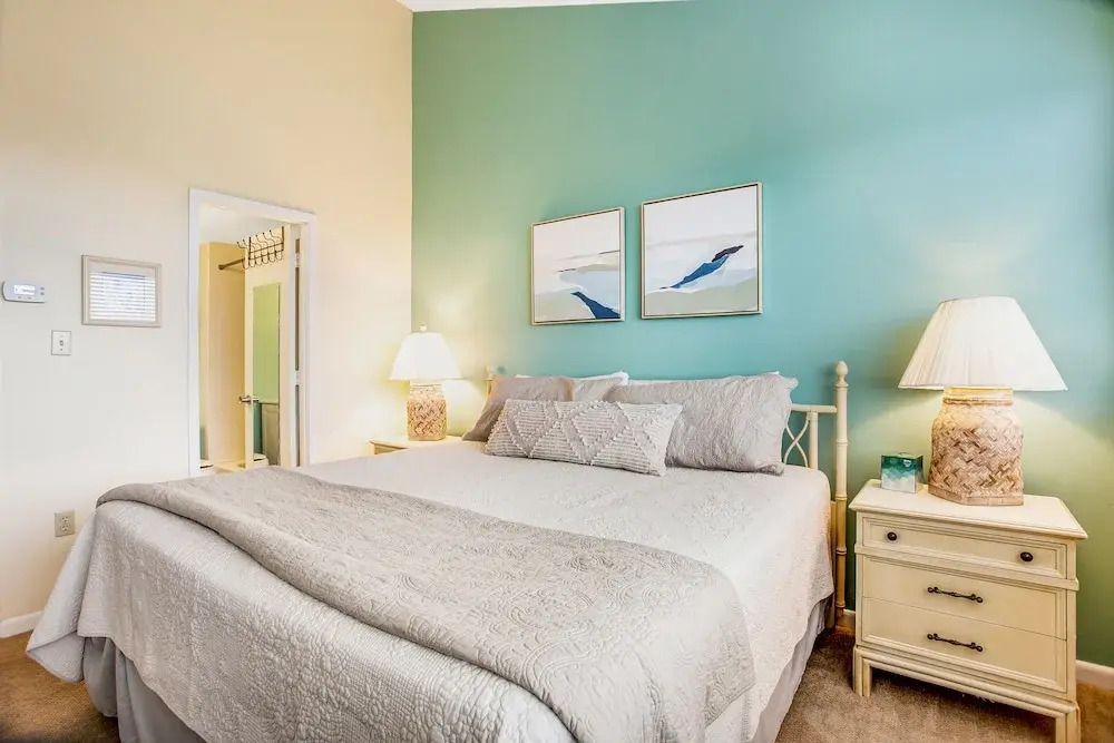 Ocean-view 4th-floor Condo With Balcony, Outdoor Pool & Central AC
