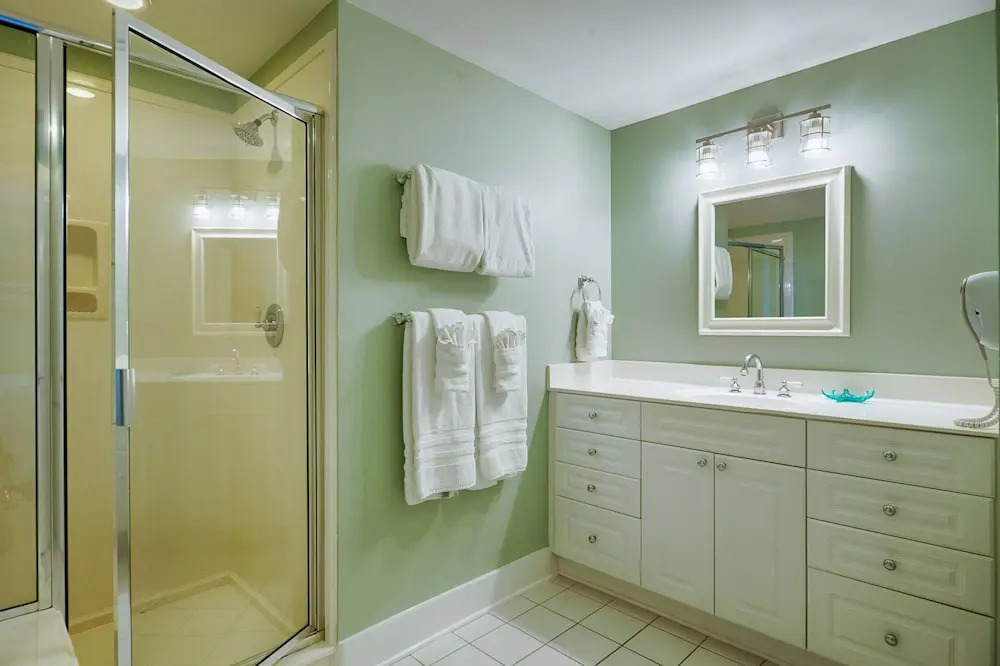 Waterscape B606 - 2 Br condo by RedAwning