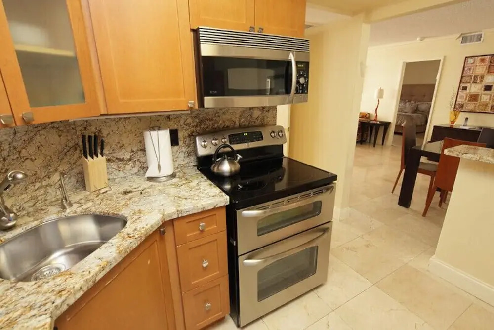Alexander 1208 - 2 Br Apts