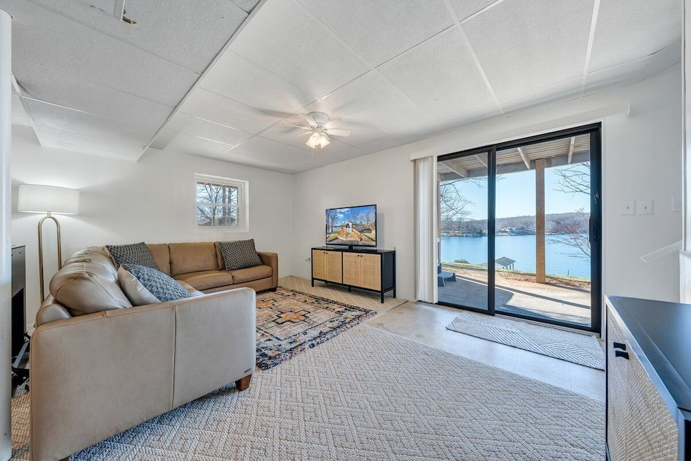 Lake Breeze - Private Dock and Hot tub