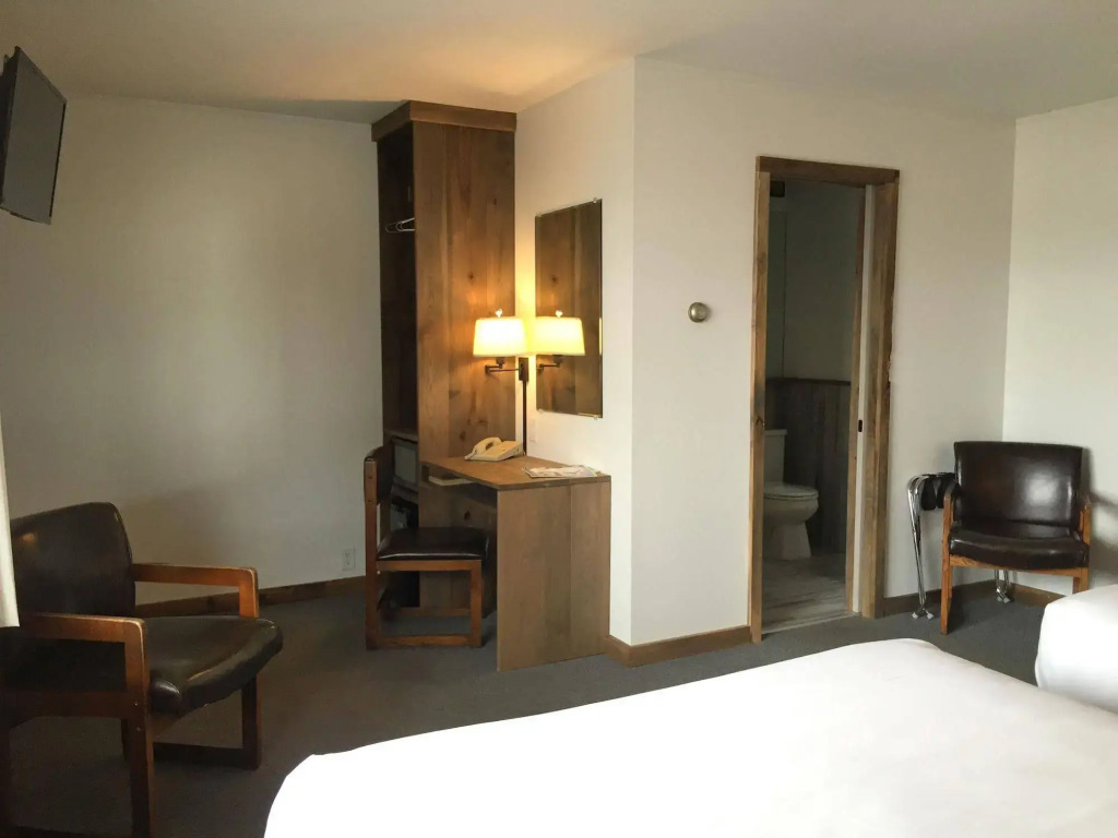 Aqua Aire Inn & Suites