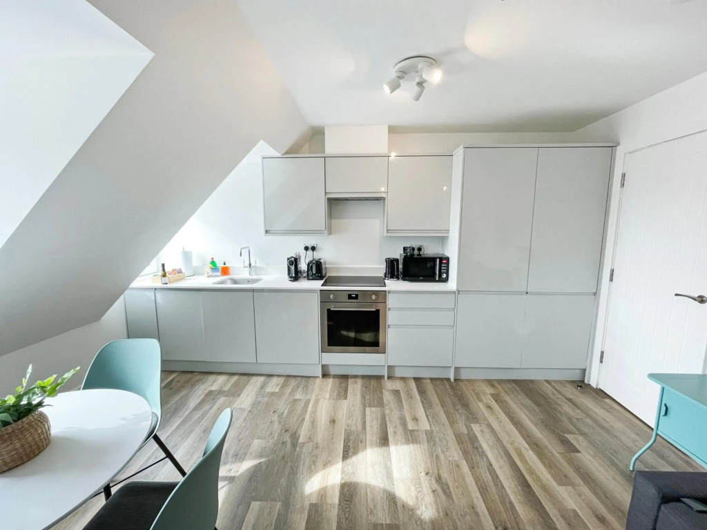 EasyStays - Modern Apartments in Windsor with Parking