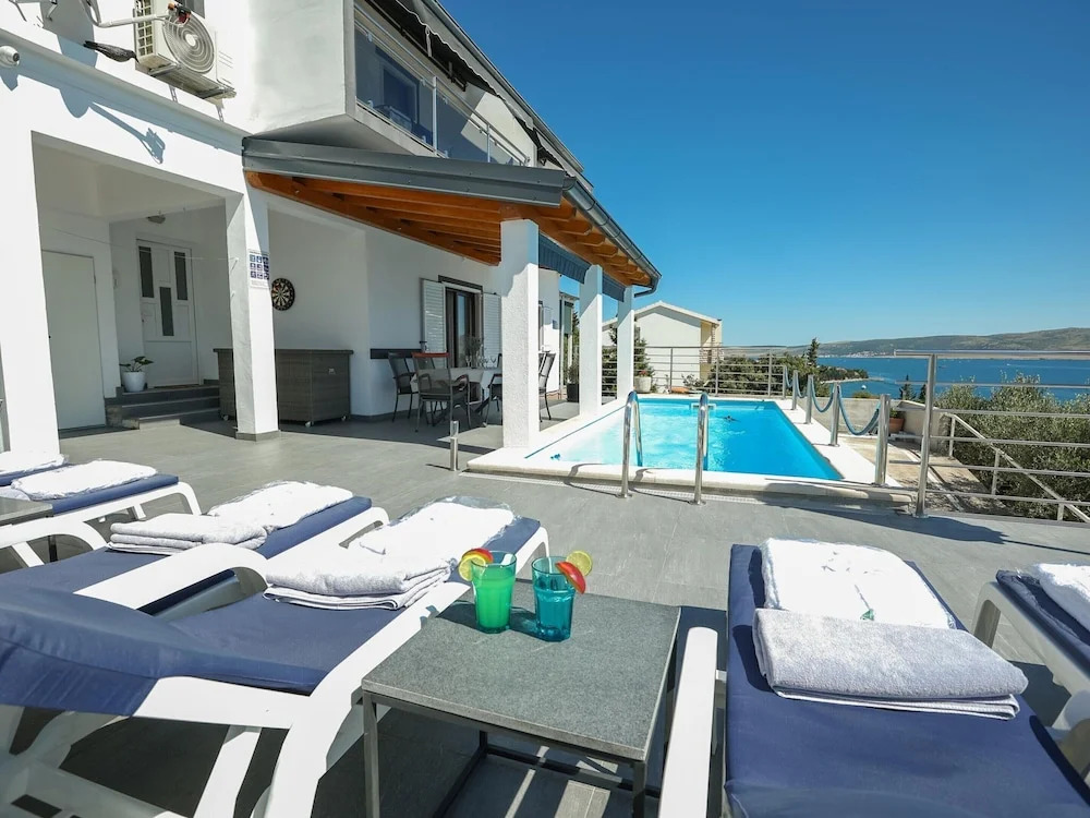 Luxury Apartment with heated pool in Starigrad