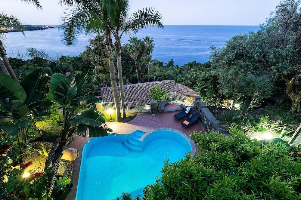 Villa La Timpa - antica e maestosa villa con jacuzzi privata con una meravigliosa vista sull'Etna e sul mare