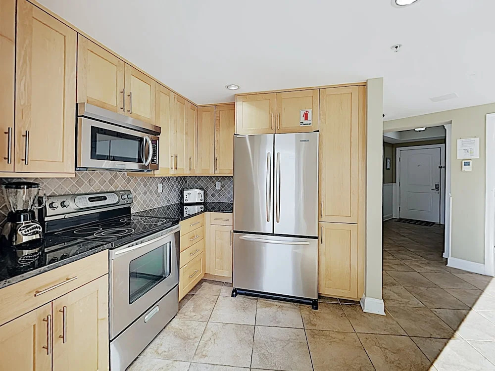 Steps To Beach! W/ Pool & Ocean Views 4 Bedroom Condo