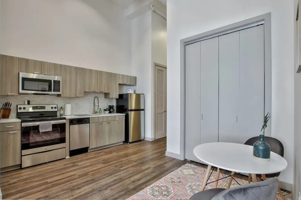 High End Old Town Loft + Pool + Clubhouse