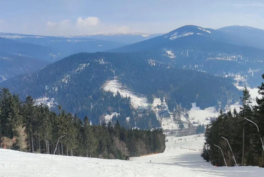 Enjoy Harrachov - Atraktivní slunný klimatizovaný apartmán 14 v centru Harrachova se saunou, parkováním s wallboxem EV, Wifi, herní konzolí, počítačem s win 10, Netflix a jedinečným výhledem na Čertovu horu se skokanskými můstky