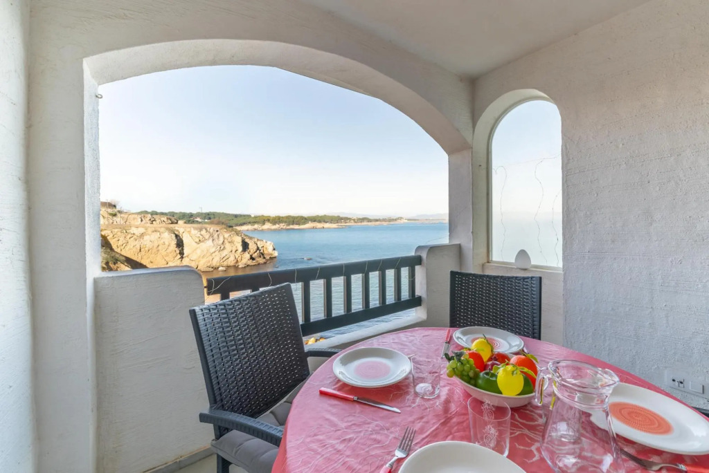 Lucia in L'Escala with 1 bedrooms and 1 bathrooms