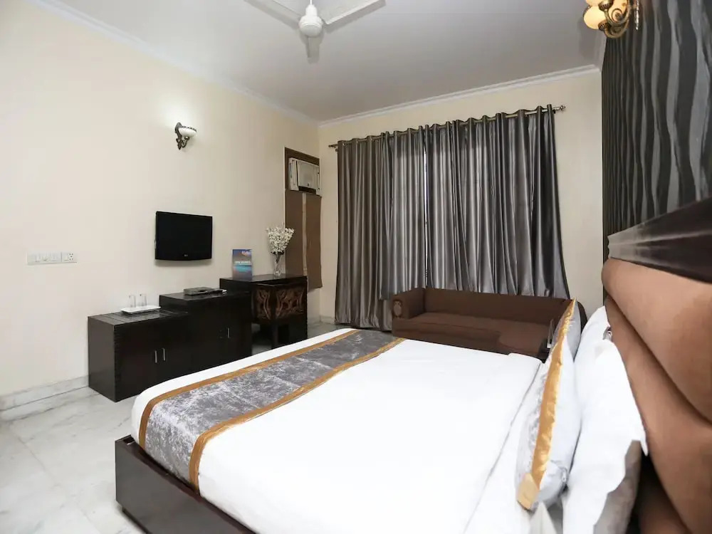 The Red Orchid By OYO Rooms