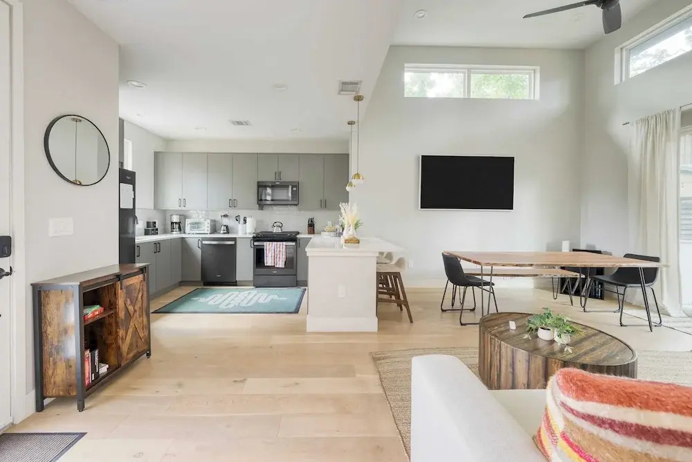 Private Pool, Firepit, Patio Steps to East Austin Dining, Music, Art, Murals