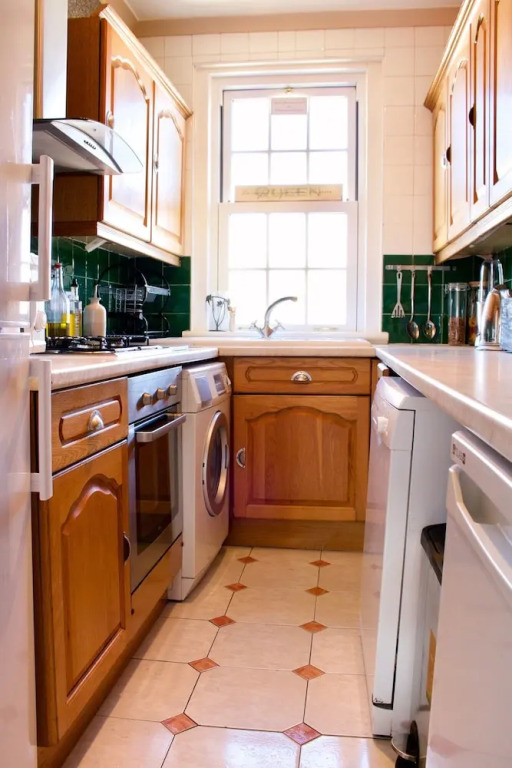 2 Bedroom Central Edinburgh Flat