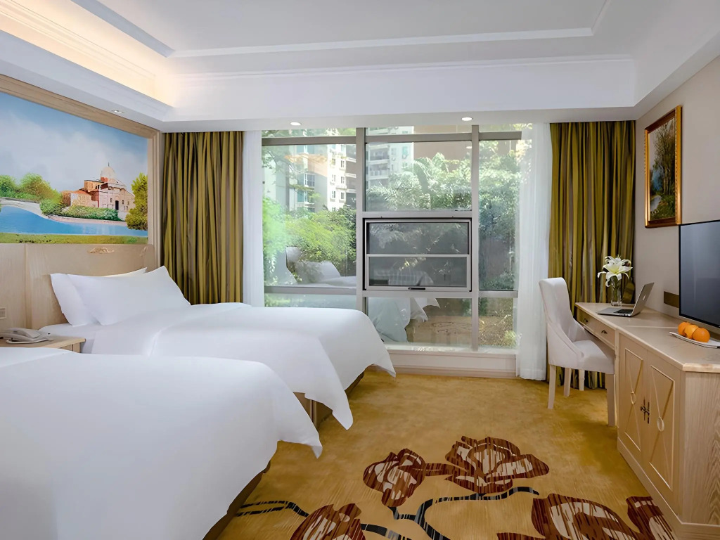 Vienna Hotel (Shenzhen Window of the World, Qiaocheng East Metro Station)