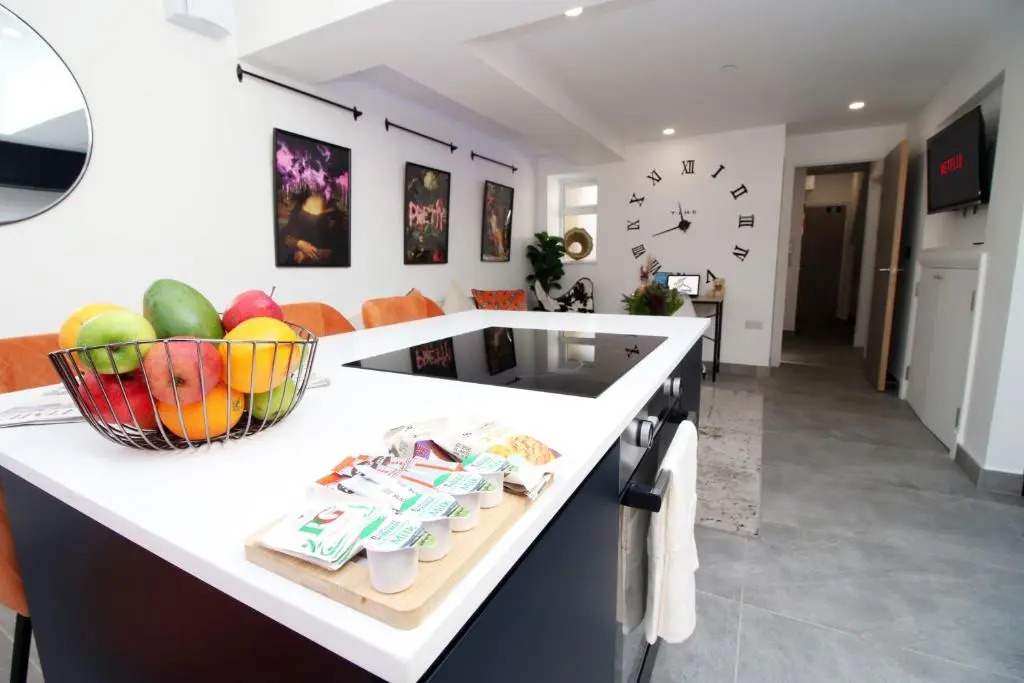 NEW Spacious 2 Bed Getaway - Private Courtyard! - Underfloor Heating