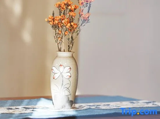 Yansheng Jingyue Designer Hot Spring B & B