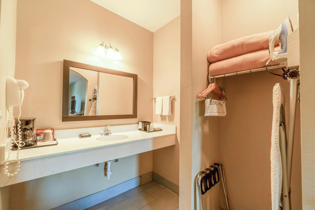 Moulton Inn & Suites By OYO Near Shiner TX
