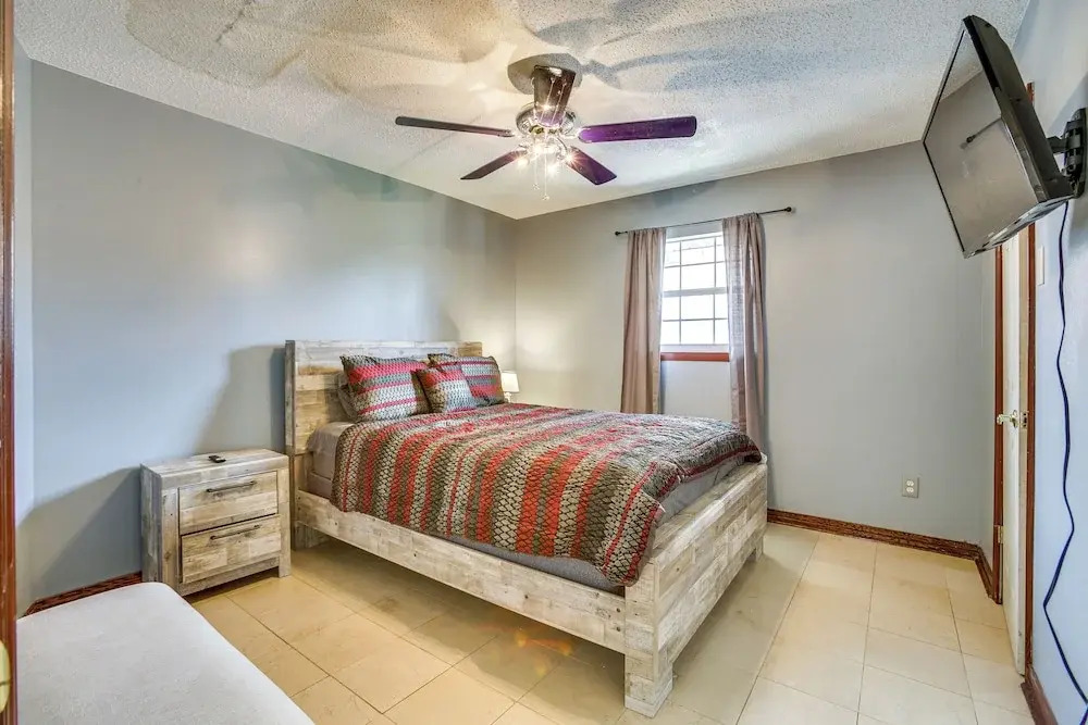 4 Mi to Bourbon St: Spacious Retreat w/ Wet Bar!