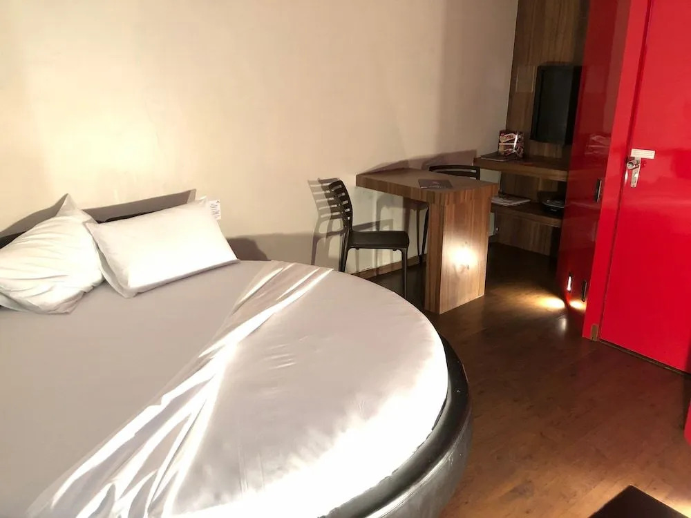 Snob Motel
