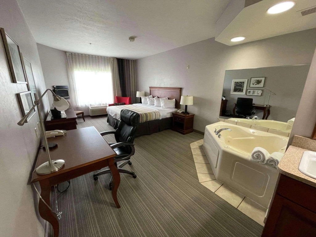 Country Inn & Suites by Radisson, Appleton North, WI
