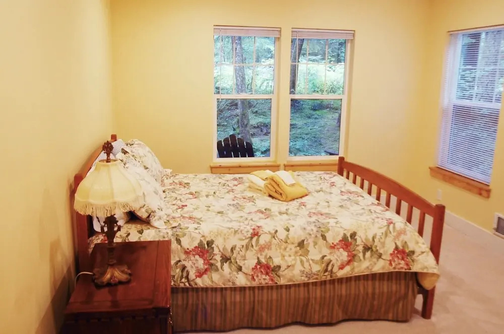 Glacier Springs Cabin 12 - Pet Friendly, Wifi, AC, Sleeps 4