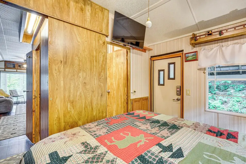 Hike, Swim, Ski & More: Pet-friendly Newland Home!