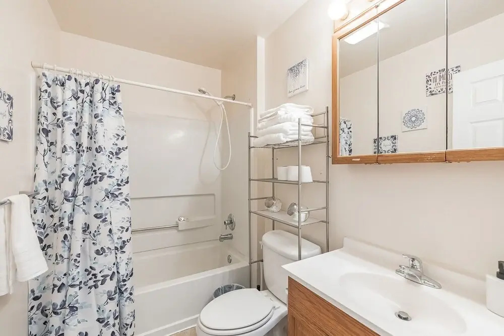 Have The Best Stay At Our Modern Art Gallery Home 3 Bedroom Home by Redawning
