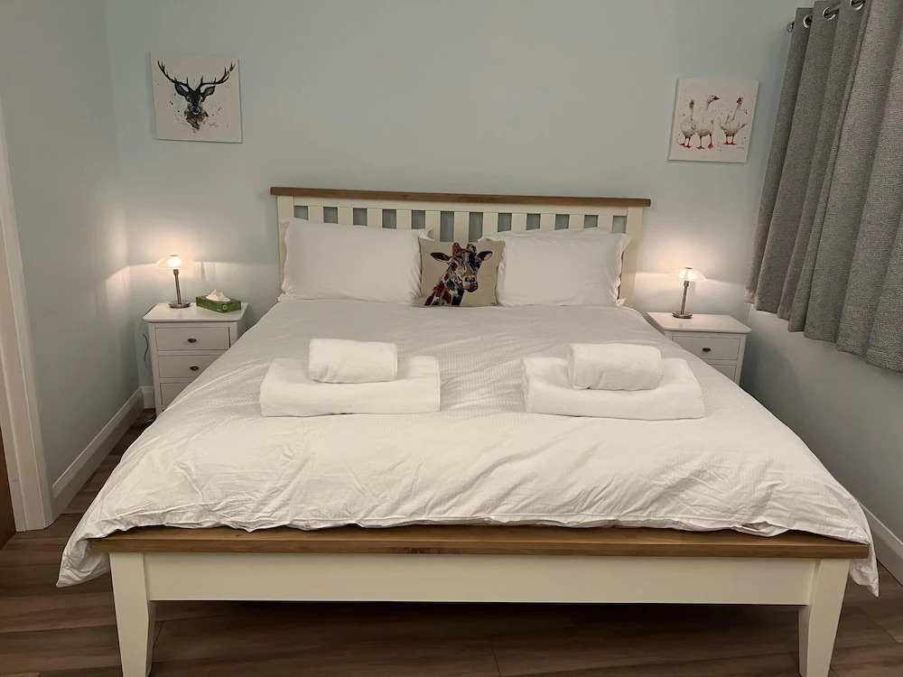 Charming Woodland Lodge 2 Person 1 Bedroom