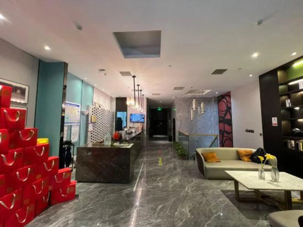 Ziding Longsheng Hotel (Zhengzhou Zijingshan Subway Station Branch)