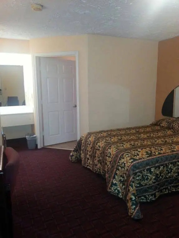 Deluxe Inn Motel