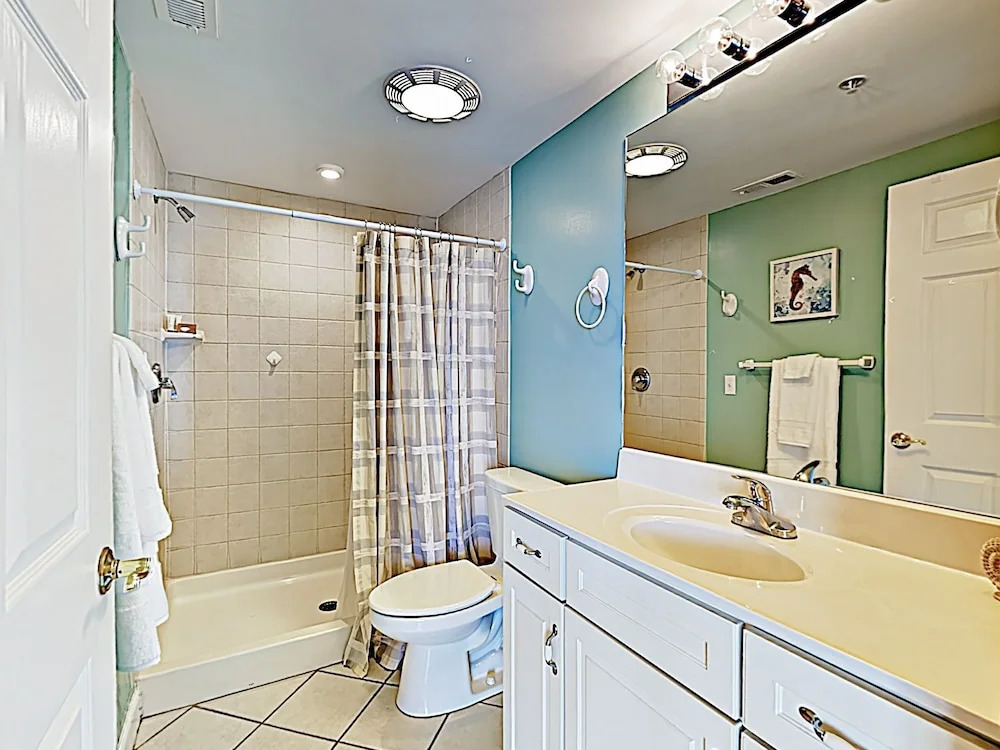 New Listing! Ocean-view W/ Rooftop Pool 4 Bedroom Condo
