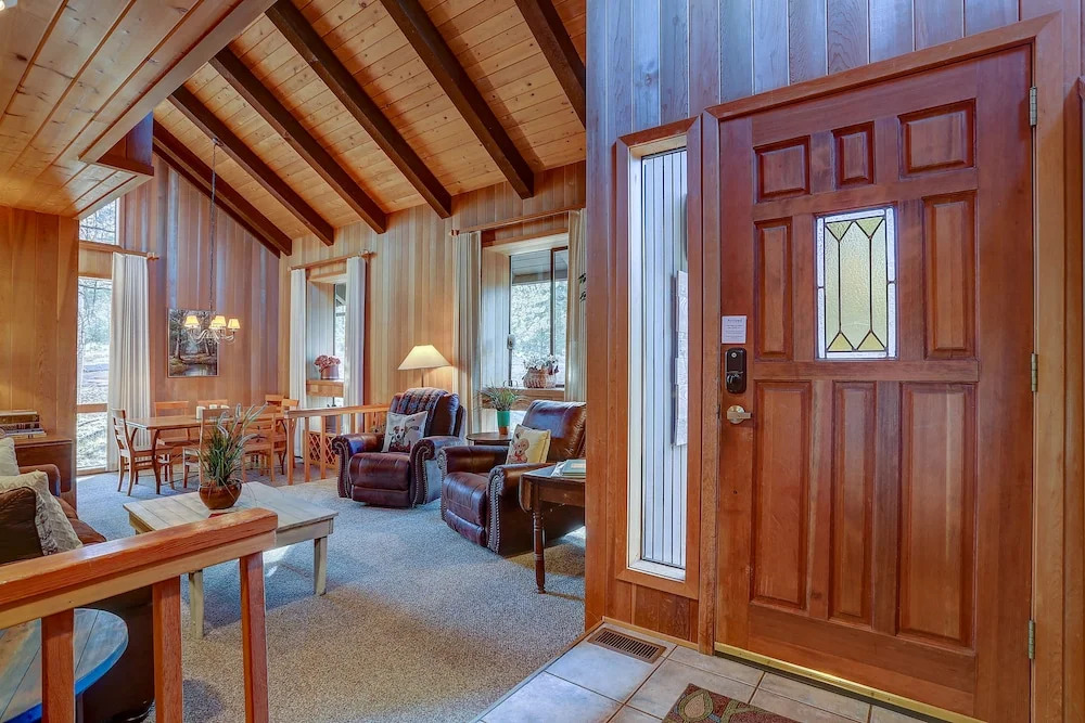 22 Rogue Home with Private Hot Tub, BBQ, and Game Room by RedAwning
